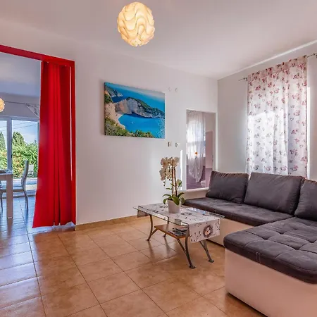 In With Kitchen Šišan